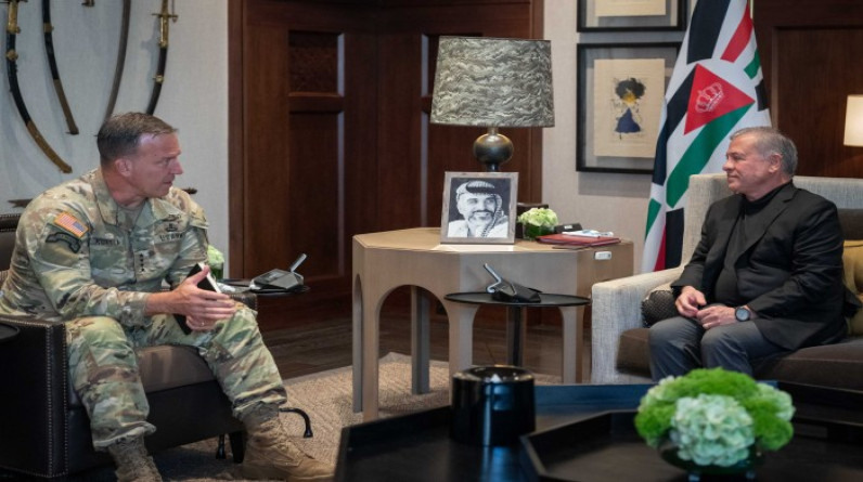 ملك الأردن يبحث تعزيز التعاون الدفاعي مع قائد المركزية الأمريكية